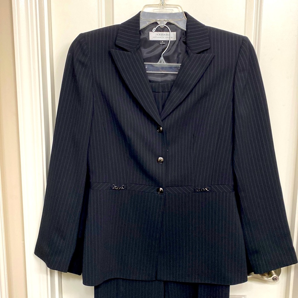 Tahari black pinstripe suit nwot  size 6